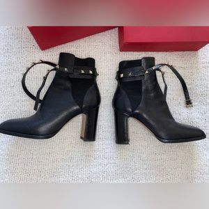 ROCKSTUD GRAINY CALFSKIN ANKLE BOOT 90 MM Valentino black boots size 7.5